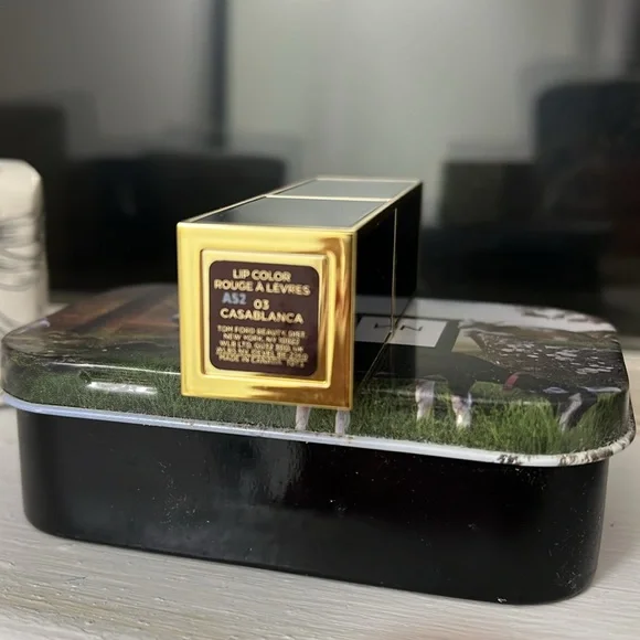 Tom Ford Luxurious Black and Gold Lipstick A 52 03 Casablanca rouge. A levres - Picture 3 of 3